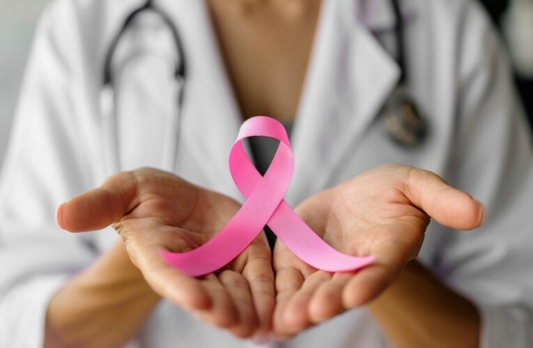 인플루언서가 암에 걸린 척하다 사기 혐의로 유죄 판결을 받았습니다.