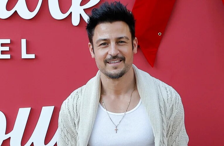 Tyler Hynes는 매년 어머니와 함께 나누는 특별한 선물을 나눕니다 | 독특한 채널, Tyler Hynes | 유명인 뉴스 및 가십 | 엔터테인먼트, 사진 및 비디오