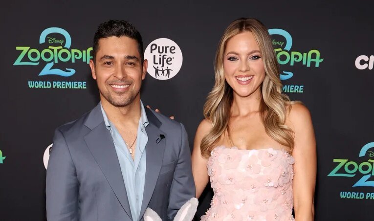 Wilmer Valderrama와 여자친구 Amanda Pacheco가 4살 딸과 함께 첫 레드카펫 등장 | 아만다 파체코, 나카노 발데라마, 윌머 발데라마, 주트로폴리스, 주트로폴리스 2 | 유명인 뉴스 및 가십 | 엔터테인먼트, 사진 및 비디오