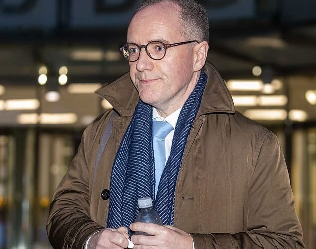 장관이 예산 유출을 막기 위해 노력함에 따라 OBR 국장은 불안에 떨고 있지만 보수당은 감시인이 총리의 거짓말을 폭로하기 위해 ‘희생양’을 당하고 있다고 말합니다.