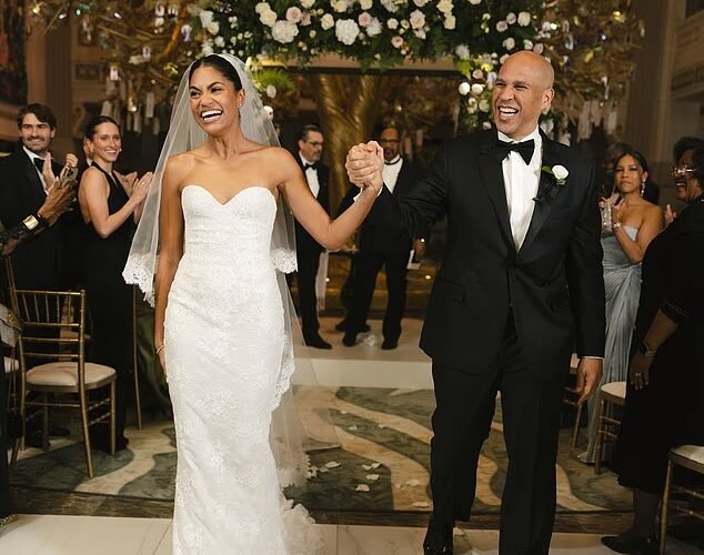 민주당 최고 민주당 코리 부커는 약혼한 지 몇 달 만에 그의 유명한 전임자와 눈에 띄게 닮은 훨씬 더 어린 신부와 결혼했습니다.