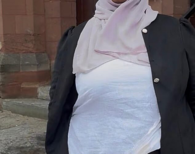 55세 여성은 7세 엄마가 대리점에서 신형 SUV를 조종하는 과정에서 조종에 어려움을 겪은 뒤 휠체어에 갇히게 됐다.