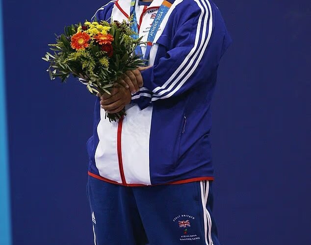 금메달을 획득한 영국 패럴림픽 선수(39세)가 14세 ‘소녀’에게 누드 사진을 보내고 ‘키스와 포옹’을 위해 만나자고 요청한 뒤 소아성애자 사냥꾼들에게 붙잡혔지만 감옥에서 탈출했습니다.