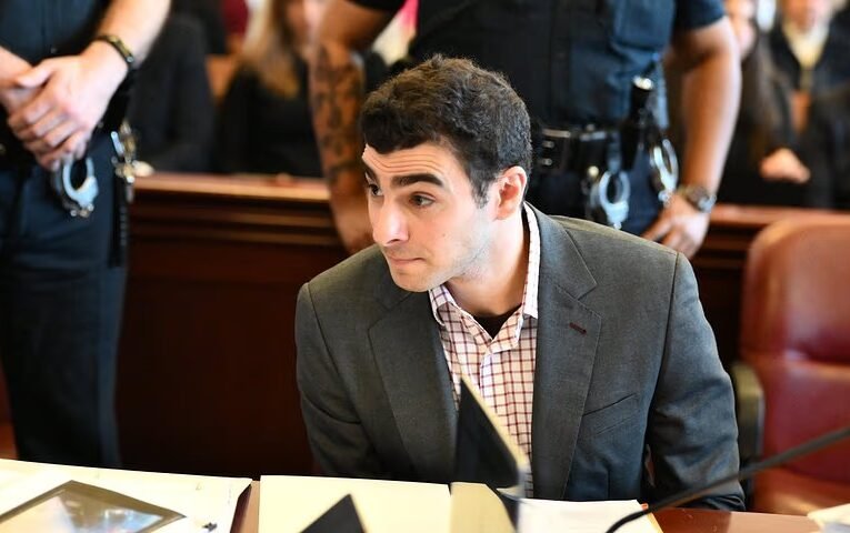 Luigi Mangione는 CEO 살해에 대한 중요한 청문회에 참석하면서 처음으로 법정에서 수갑을 풀었습니다. 라이브 업데이트