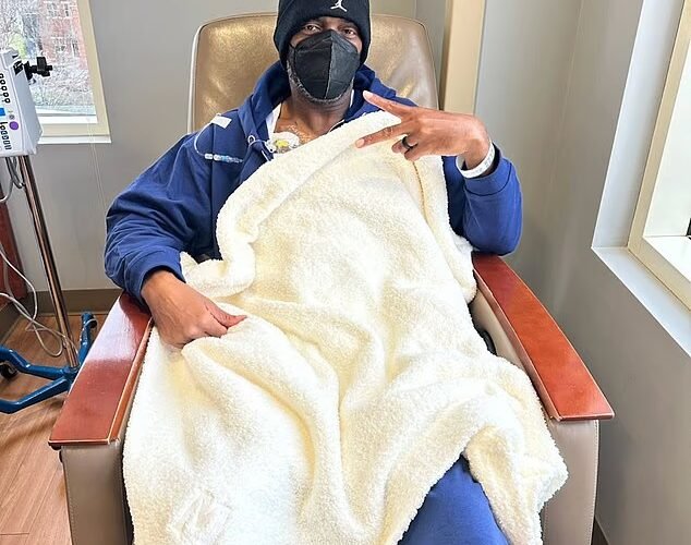 NFL 아이콘 랜디 모스(Randy Moss)가 1년 만에 소셜 미디어로 돌아와 암 소식을 전했습니다.