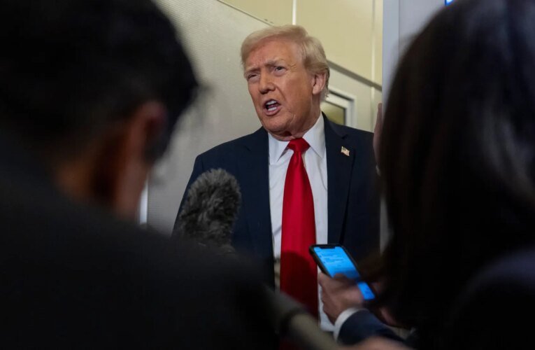 트럼프는 미국과 베네수엘라 간의 긴장이 고조되는 가운데 마두로와 대화를 나눴다고 확인했습니다.