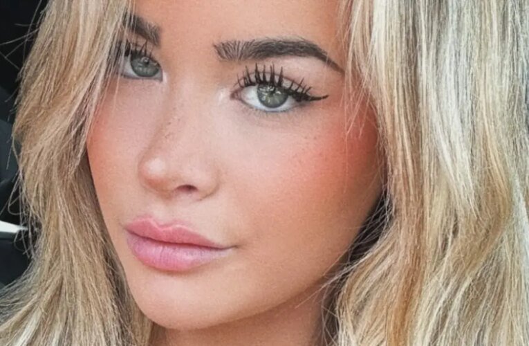 Itty Bitty 비키니를 입은 Emily Elizabeth가 ‘Paradise’를 놀립니다.