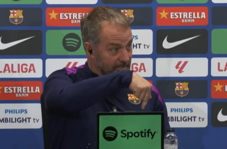 Flick이 기자실에 도착하고 모두 미소를 지었습니다. “무슨 일이야, 개자식들?”