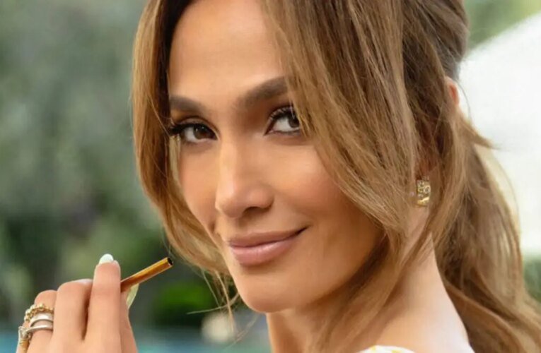 제니퍼 로페즈, 간신히 노출된 화이트 비키니로 섹시미 발산