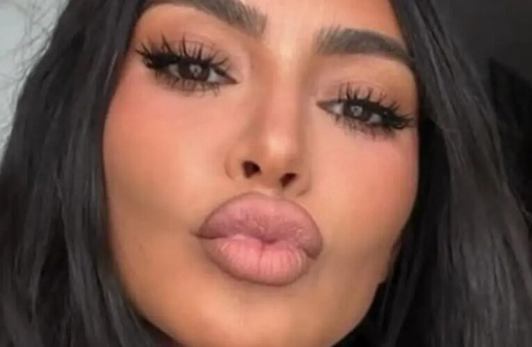 킴 카다시안(Kim Kardashian)이 파격적인 핑크색 ‘Flawless’ 비키니 사진으로 시선을 사로잡았습니다.