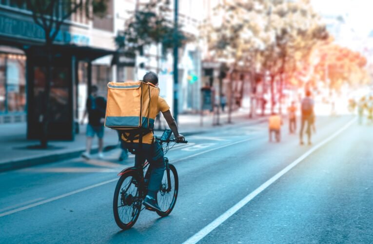 밴은 알헤시라스에서 배달원을 태운 후 A-7을 따라 몇 미터 이동합니다.